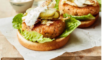 Бургер със сьомга и майонеза