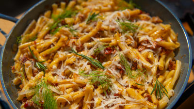 Паста с малтийска наденица, резене и сушени домати