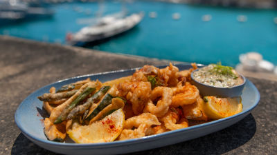 Плато от морски дарове с пикантен сос Тартар