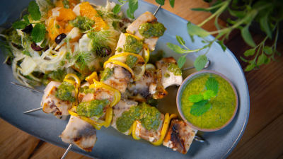 Рибни шишчета на скара с лимонова салца и салата