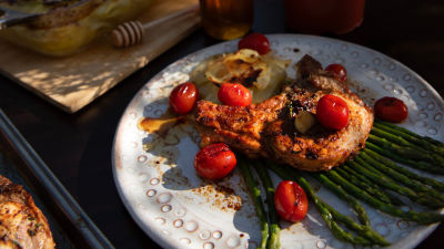 Свински котлети на тиган с печени картофи по малтийски