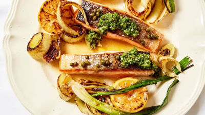 Печена сьомга с фенел и салца верде