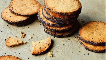 Солени бисквити с орехи и сирене