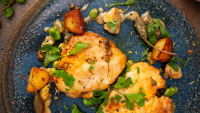 Пилешки скалопини с бакла, артишок, лимони и каперси