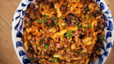 Паста ала Трапанезе с хлебни трохи и черни маслини