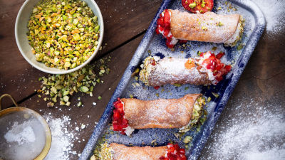 Каноли с ягоди, бял шоколад и шамфъстък