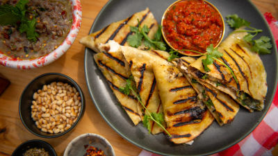 Кесадии с гриловани тиквички, бигила и салца от сушени домати