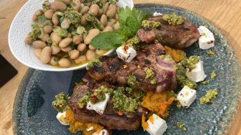 Агнешко с шамфъстък, фета и бобена салата