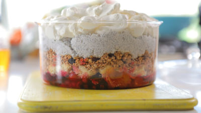 Трайфъл с чиа, кисело мляко и гранола