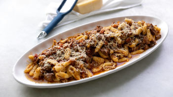 Domaći kavateli sa sporo kuvanim svinjskim raguom