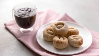 Topla čokolada sa italijanskim espresom i keksići s bademom