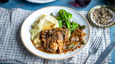 Свински медальони със сос с карамелизиран лук