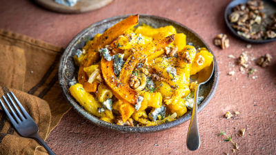 Паста с печена тиква, синьо сирене и орехи