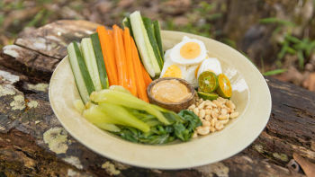 Студено плато от зеленчуци с майнеза с къри