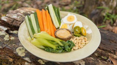 Студено плато от зеленчуци с майнеза с къри