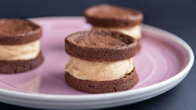Сандвичи от шоколадови бисквити с карамелен сладолед