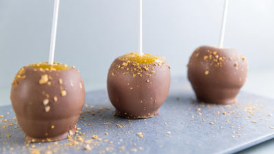 Ябълки на клечка с карамел и шоколад