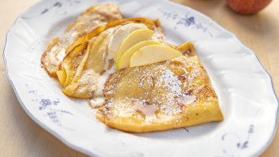 Френски палачинки със задушени ябълки