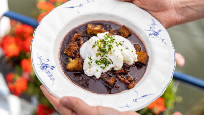 Поширани яйца в сос от червено вино