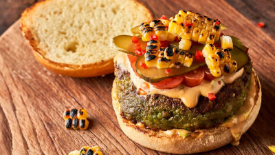 Burger od dimljenog kukuruza i fete sa sosom za burger