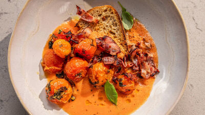 espécie de Gaspacho de Tomate com Bacon
